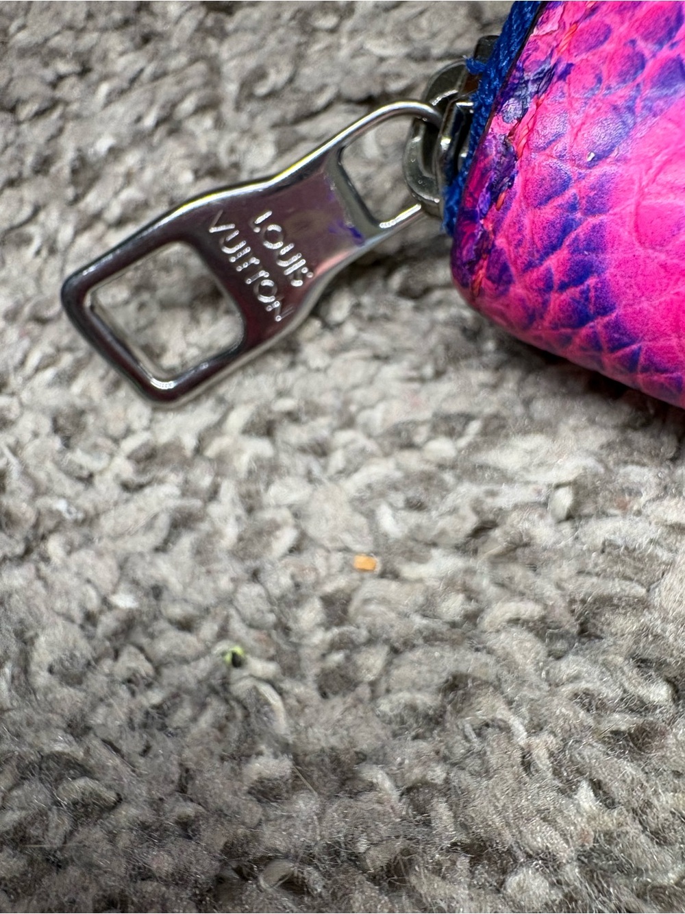 Louis Vuitton Taurillon Illusion Zippy Vertical
Wallet Bleu Rose - Picture 5 of 10